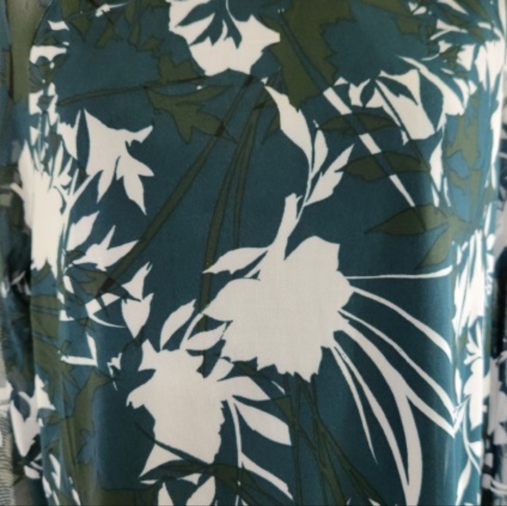 🆕️Kathy Ireland Green and White Abstract Floral Print Blouse - Picture 11 of 11